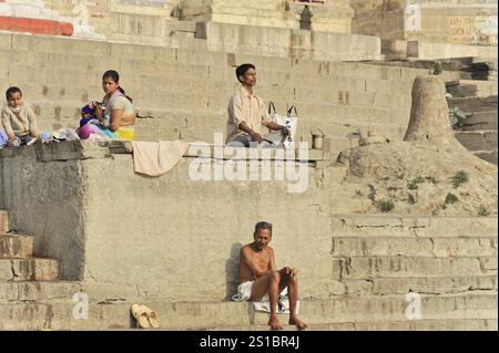 Varanasi, Uttar Pradesh, Indien, Asien, Menschen sitzen und entspannen auf Steintreppen in der Sonne, Asien Stockfoto