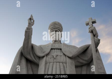 Statue von Papst Pius XII., Heiligtum von Fatima, Fatima, Ourem, Santarem, Portugal, Europa, Nahaufnahme einer Statue des Papstes am Himmel mit Rais Stockfoto