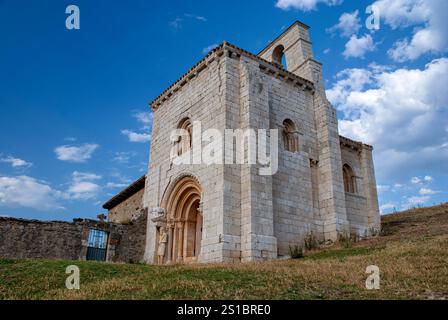 Romanische Eremitage von San Pantaleon de Losa (12.-13. Jahrhundert). Valle de Losa. Provinz Burgos. Castilla y Leon. Spanien. Stockfoto