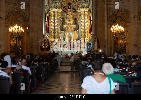 Salvador, Bahia, Brasilien - 01. Januar 2025: Katholiken werden bei der Messe von Bom Jesus dos Navegantes in Conceicao da Praia gesehen. Salvador, Bahia. Stockfoto