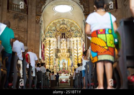 Salvador, Bahia, Brasilien - 01. Januar 2025: Katholiken werden bei der Messe von Bom Jesus dos Navegantes in Conceicao da Praia gesehen. Salvador, Bahia. Stockfoto