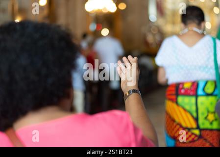 Salvador, Bahia, Brasilien - 01. Januar 2025: Katholiken werden bei der Messe von Bom Jesus dos Navegantes in Conceicao da Praia gesehen. Salvador, Bahia. Stockfoto