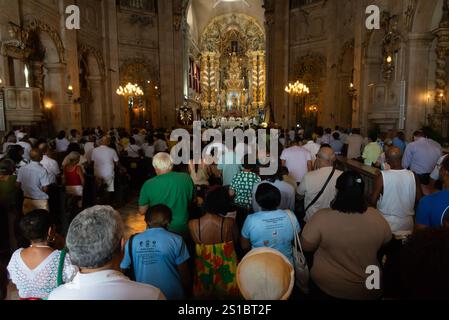 Salvador, Bahia, Brasilien - 01. Januar 2025: Katholiken werden während der Bom Jesus dos Navegantes Messe in Conceicao da Praia betend gesehen. Salvador, Bahia Stockfoto