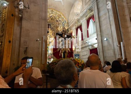 Salvador, Bahia, Brasilien - 01. Januar 2025: Katholiken werden bei der Messe von Bom Jesus dos Navegantes in Conceicao da Praia gesehen. Salvador, Bahia. Stockfoto