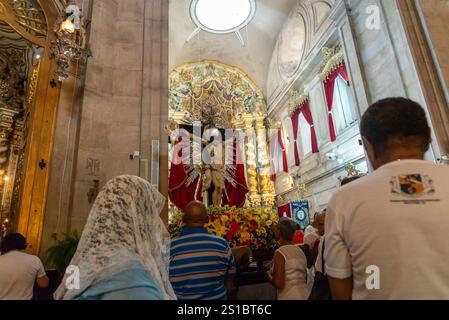 Salvador, Bahia, Brasilien - 01. Januar 2025: Katholiken werden bei der Messe von Bom Jesus dos Navegantes in Conceicao da Praia gesehen. Salvador, Bahia. Stockfoto