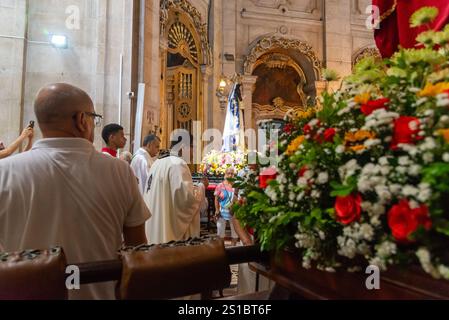 Salvador, Bahia, Brasilien - 01. Januar 2025: Katholiken werden bei der Messe von Bom Jesus dos Navegantes in Conceicao da Praia gesehen. Salvador, Bahia. Stockfoto