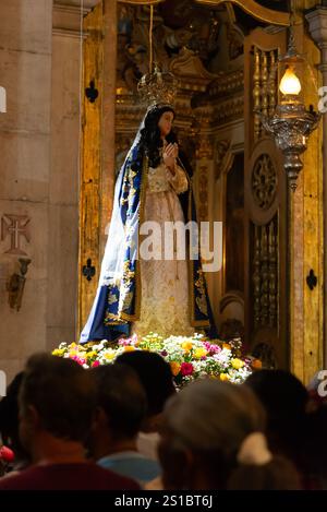 Salvador, Bahia, Brasilien - 01. Januar 2025: Katholiken werden bei der Messe von Bom Jesus dos Navegantes in Conceicao da Praia gesehen. Salvador, Bahia. Stockfoto