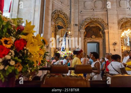 Salvador, Bahia, Brasilien - 01. Januar 2025: Katholiken werden bei der Messe von Bom Jesus dos Navegantes in Conceicao da Praia gesehen. Salvador, Bahia. Stockfoto