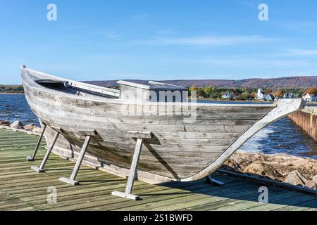Nachbildung einer traditionellen Holzfischerei, die am Ufer in Annapolis Royal Nova Scotia als Hommage an die reiche Geschichte des Fischens ausgestellt wird Stockfoto