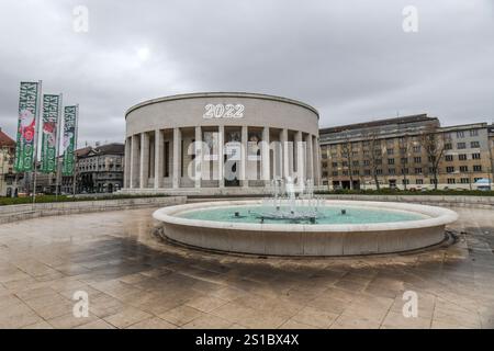 Zagreb: Platz der Opfer des Faschismus (Trg žrtava fašizma), mit Meštrović Pavillon in der Mitte. Kroatien Stockfoto