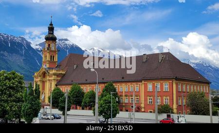 Stift Wilten Kloster im Hintergrund der malerischen Alpen, Innsbruck, Österreich Stockfoto