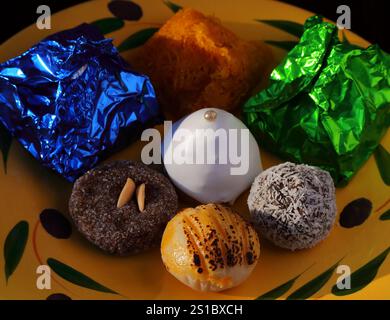 Typische Süßigkeiten aus der Algarve, Portugal. Sie basieren auf Feigen, Mandeln, Johannisbrot, Marzipan und Eigelb. Stockfoto