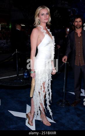 HOLLYWOOD, CA, USA: Rebecca Romijn Stamos besucht die Premiere von „X-Men 2: X-Men United“ in Los Angeles am 28. April 2003 im Grauman's Chinese Theatre in Hollywood, Kalifornien. © Lee Roth / Roth Stock Celebrity Archives Stockfoto