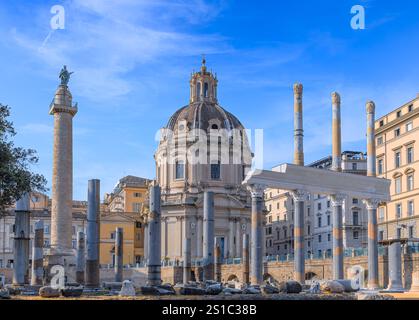 Stadtansicht von Rom in Italien: Trajans Forum mit der Säulenhalle der Basilika Ulpia. Stockfoto