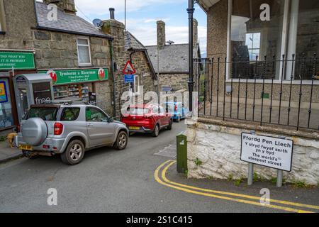 Ffordd Pen Llech wurde 2019 von Guinness World Records als steilste Wohnstraße der Welt, Harlech, ausgezeichnet Stockfoto