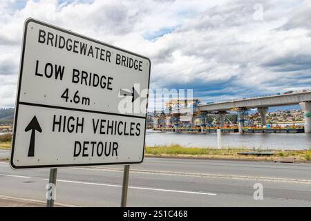 Granton, Bridgewater, Hobart Tasmania, Australien - Dezember 30 2024: Verkehrsschild an der New Bridgewater Bridge über den oberen Derwent River Stockfoto