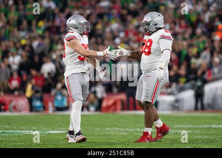 Kayden McDonald (98) feiert mit dem Abwehrende Jack Sawyer (33) beim Rose Bowl Game gegen die Oregon Ducks am Mittwoch, 1. Januar 2025, im Rose Bowl in Pasadena, CA. Die Buckeyes besiegten die Ducks 41. (Jon Endow/Bild des Sports) Stockfoto