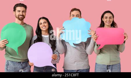 Gruppe junger Menschen mit leeren Sprechblasen auf rosa Hintergrund Stockfoto
