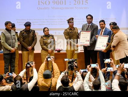 Noida, Indien. Januar 2025. NOIDA, INDIEN – 2. JANUAR: Die Polizeistation Expressway, die Polizeistation Badalpur und der Polizeistation Knowledge Park unter dem Polizeikommissar Gautam Buddh Nagar erhielten 108 am 2. Januar 2025 in Noida, Indien die ISO 9001:2015 Qualitätsmanagementsysteme, nachdem sie mit internationalen Standards für Infrastruktur, Qualitätsmanagement, Polizeidienstverfahren, öffentliche und Polizeidienste akkreditiert worden waren. (Foto: Sunil Ghosh/Hindustan Times/SIPA USA) Credit: SIPA USA/Alamy Live News Stockfoto
