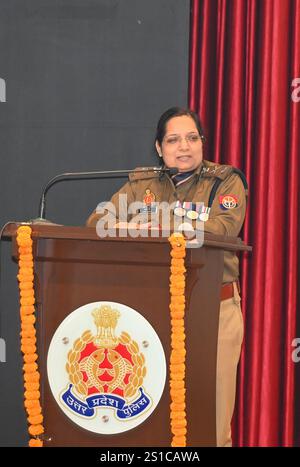 Noida, Indien. Januar 2025. NOIDA, INDIEN - 2. JANUAR: polizeikommissar Gautam Budh Nagar Lakshmi Singh sprach am 2. Januar 2025 in Noida, Indien vor der Medienperson im Bereich des Polizeikommissariats 108. In einem ersten Mal für UP Police wurden drei Polizeistationen des Gautam Budh Nagar Expressway, Badalpur und Knowledge Park mit der renommierten Zertifizierung nach ISO 9001:2015 für Qualitätsmanagementsysteme ausgezeichnet. (Foto: Sunil Ghosh/Hindustan Times/SIPA USA) Credit: SIPA USA/Alamy Live News Stockfoto