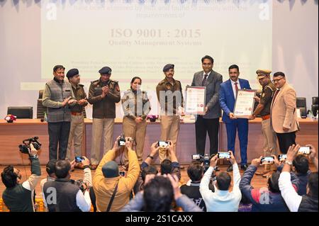 Noida, Indien. Januar 2025. NOIDA, INDIEN – 2. JANUAR: Die Polizeistation Expressway, die Polizeistation Badalpur und der Polizeistation Knowledge Park unter dem Polizeikommissar Gautam Buddh Nagar erhielten 108 am 2. Januar 2025 in Noida, Indien die ISO 9001:2015 Qualitätsmanagementsysteme, nachdem sie mit internationalen Standards für Infrastruktur, Qualitätsmanagement, Polizeidienstverfahren, öffentliche und Polizeidienste akkreditiert worden waren. (Foto: Sunil Ghosh/Hindustan Times/SIPA USA) Credit: SIPA USA/Alamy Live News Stockfoto