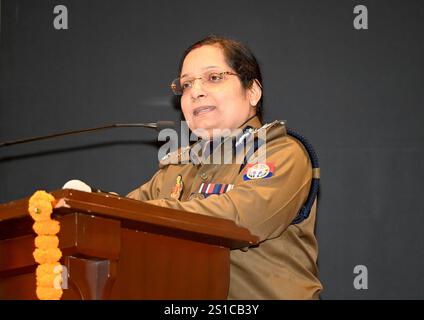 Noida, Indien. Januar 2025. NOIDA, INDIEN - 2. JANUAR: polizeikommissar Gautam Budh Nagar Lakshmi Singh sprach am 2. Januar 2025 in Noida, Indien vor der Medienperson im Bereich des Polizeikommissariats 108. In einem ersten Mal für UP Police wurden drei Polizeistationen des Gautam Budh Nagar Expressway, Badalpur und Knowledge Park mit der renommierten Zertifizierung nach ISO 9001:2015 für Qualitätsmanagementsysteme ausgezeichnet. (Foto: Sunil Ghosh/Hindustan Times/SIPA USA) Credit: SIPA USA/Alamy Live News Stockfoto