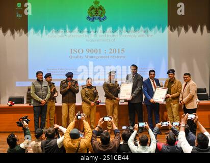 Noida, Indien. Januar 2025. NOIDA, INDIEN – 2. JANUAR: Die Polizeistation Expressway, die Polizeistation Badalpur und der Polizeistation Knowledge Park unter dem Polizeikommissar Gautam Buddh Nagar erhielten 108 am 2. Januar 2025 in Noida, Indien die ISO 9001:2015 Qualitätsmanagementsysteme, nachdem sie mit internationalen Standards für Infrastruktur, Qualitätsmanagement, Polizeidienstverfahren, öffentliche und Polizeidienste akkreditiert worden waren. (Foto: Sunil Ghosh/Hindustan Times/SIPA USA) Credit: SIPA USA/Alamy Live News Stockfoto