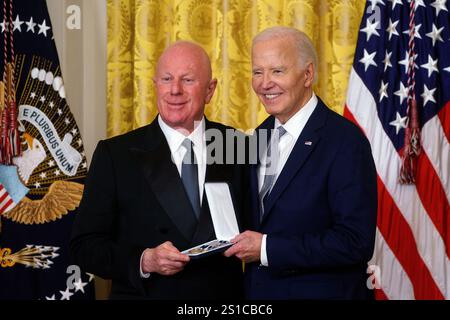 US-Präsident Joe Biden überreicht Bobby Sager die Presidential Citizens Medal während einer Zeremonie im Weißen Haus, Washington, DC, USA, am 2. Januar 2025. Die Presidential Citizens Medal wird vom Präsidenten an Personen verliehen, die vorbildliche Taten oder Gottesdienste vollbracht haben. EPA-EFE/WILL OLIVER/POOL Credit: SIPA USA/Alamy Live News Stockfoto