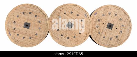 Schwere Kabeltrommeln aus Holz, drei Vintage-Holzspulen, Trommeln für Glasfaserkabel, Spulen für elektrische Drähte, Stahldrahtkabel, Industrieprodukte Stockfoto