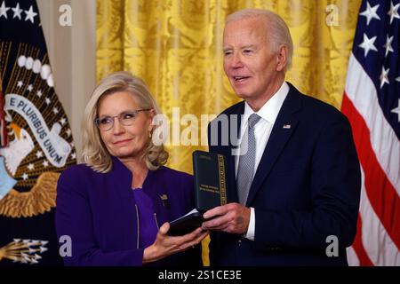 Washington, Usa. Januar 2025. Präsident Joe Biden überreicht die Presidential Citizens Medal des ehemaligen US-Senators Liz Cheney während einer Zeremonie im East Room des Weißen Hauses in Washington, DC am Donnerstag, den 2. Januar 2025. Die Presidential Citizens Medal wird vom Präsidenten an Personen verliehen, die vorbildliche Taten oder Gottesdienste vollbracht haben. Foto: Will Oliver/UPI Credit: UPI/Alamy Live News Stockfoto