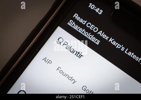 Die Website von Palantir wird auf einem iPhone angezeigt. Palantir ist ein US-amerikanisches Softwareunternehmen, das umfangreiche Datenanalyseplattformen anbietet. Stockfoto