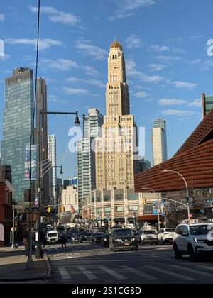 Das berühmte Williamsburg Savings Bank Building erhebt sich im Viertel Fort Greene, von der Flatbush Avenue in Brooklyn, New York aus gesehen. Das Barclays Center erscheint auf dem Bild rechts. Stockfoto