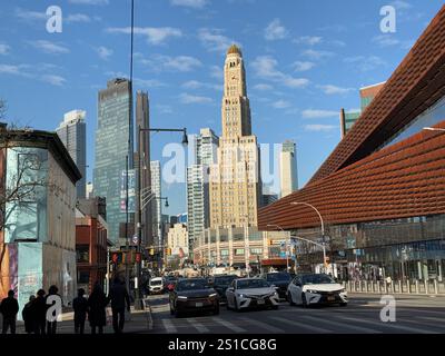 Das berühmte Williamsburg Savings Bank Building erhebt sich im Viertel Fort Greene, von der Flatbush Avenue in Brooklyn, New York aus gesehen. Das Barclays Center erscheint auf dem Bild rechts. Stockfoto