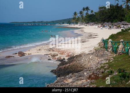 Die Bany Beach Bay mit unberührtem karibischem Wasser in Guardalavaca, Provinz Hoguin, Kuba Stockfoto