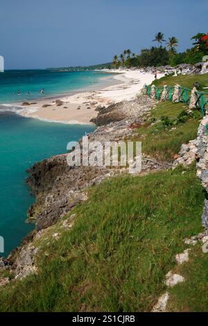 Die Bany Beach Bay mit unberührtem karibischem Wasser in Guardalavaca, Provinz Hoguin, Kuba Stockfoto