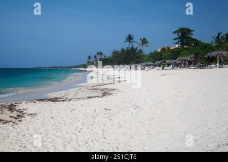 Die Bany Beach Bay mit unberührtem karibischem Wasser in Guardalavaca, Provinz Hoguin, Kuba Stockfoto
