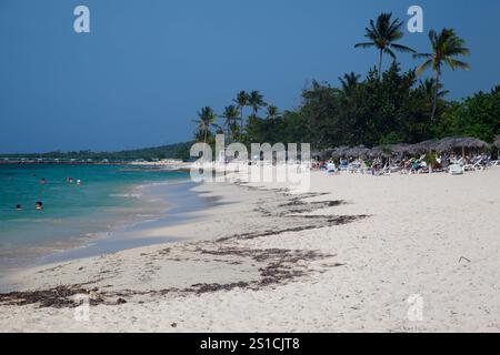 Die Bany Beach Bay mit unberührtem karibischem Wasser in Guardalavaca, Provinz Hoguin, Kuba Stockfoto