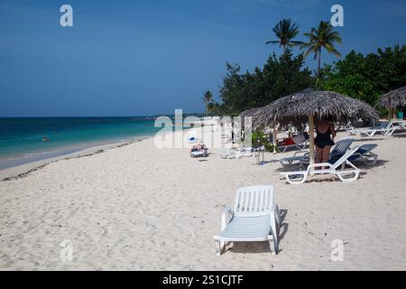 Die Bany Beach Bay mit unberührtem karibischem Wasser in Guardalavaca, Provinz Hoguin, Kuba Stockfoto