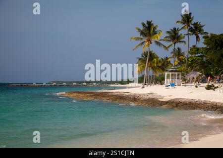 Die Bany Beach Bay mit unberührtem karibischem Wasser in Guardalavaca, Provinz Hoguin, Kuba Stockfoto