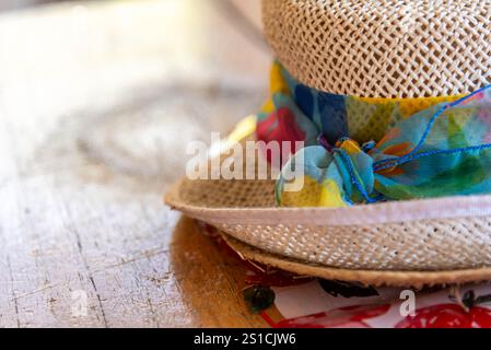 Strandhut auf Holztisch. Stockfoto