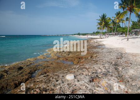Die Bany Beach Bay mit unberührtem karibischem Wasser in Guardalavaca, Provinz Hoguin, Kuba Stockfoto