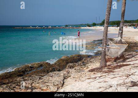 Die Bany Beach Bay mit unberührtem karibischem Wasser in Guardalavaca, Provinz Hoguin, Kuba Stockfoto