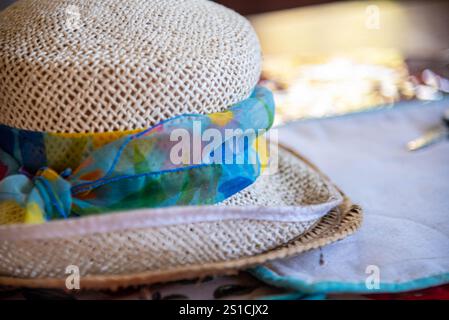 Strandhut auf Holztisch. Stockfoto