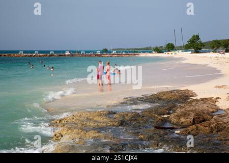 Die Bany Beach Bay mit unberührtem karibischem Wasser in Guardalavaca, Provinz Hoguin, Kuba Stockfoto