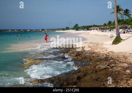 Die Bany Beach Bay mit unberührtem karibischem Wasser in Guardalavaca, Provinz Hoguin, Kuba Stockfoto