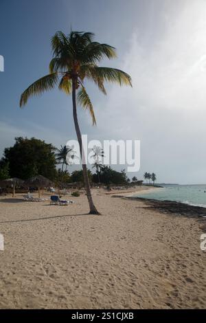 Die Bany Beach Bay mit unberührtem karibischem Wasser in Guardalavaca, Provinz Hoguin, Kuba Stockfoto