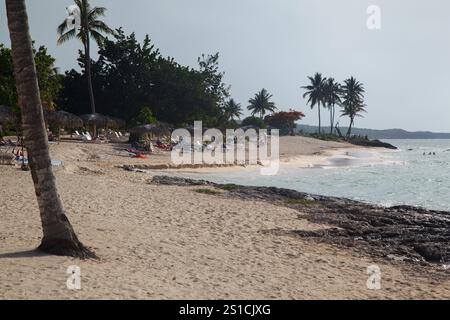 Die Bany Beach Bay mit unberührtem karibischem Wasser in Guardalavaca, Provinz Hoguin, Kuba Stockfoto