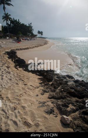 Die Bany Beach Bay mit unberührtem karibischem Wasser in Guardalavaca, Provinz Hoguin, Kuba Stockfoto
