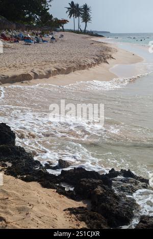 Die Bany Beach Bay mit unberührtem karibischem Wasser in Guardalavaca, Provinz Hoguin, Kuba Stockfoto