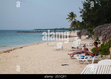Die Bany Beach Bay mit unberührtem karibischem Wasser in Guardalavaca, Provinz Hoguin, Kuba Stockfoto
